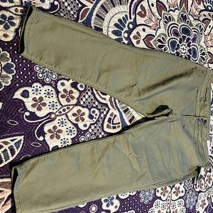 Brand new green jeans cute with 3 buttons